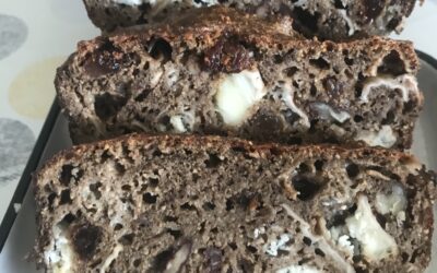 Cake chèvre, noix et raisins