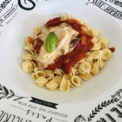 Pâtes au poulet et à la sauce tomate