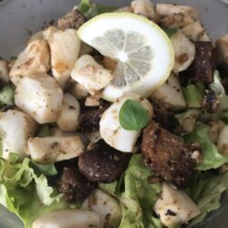 calamars grillés au citron, salade et croûtons