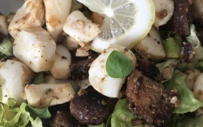Calamars grillés au citron, salade et croûtons