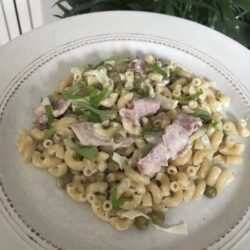 Pâtes à la crème, jambon et petits pois
