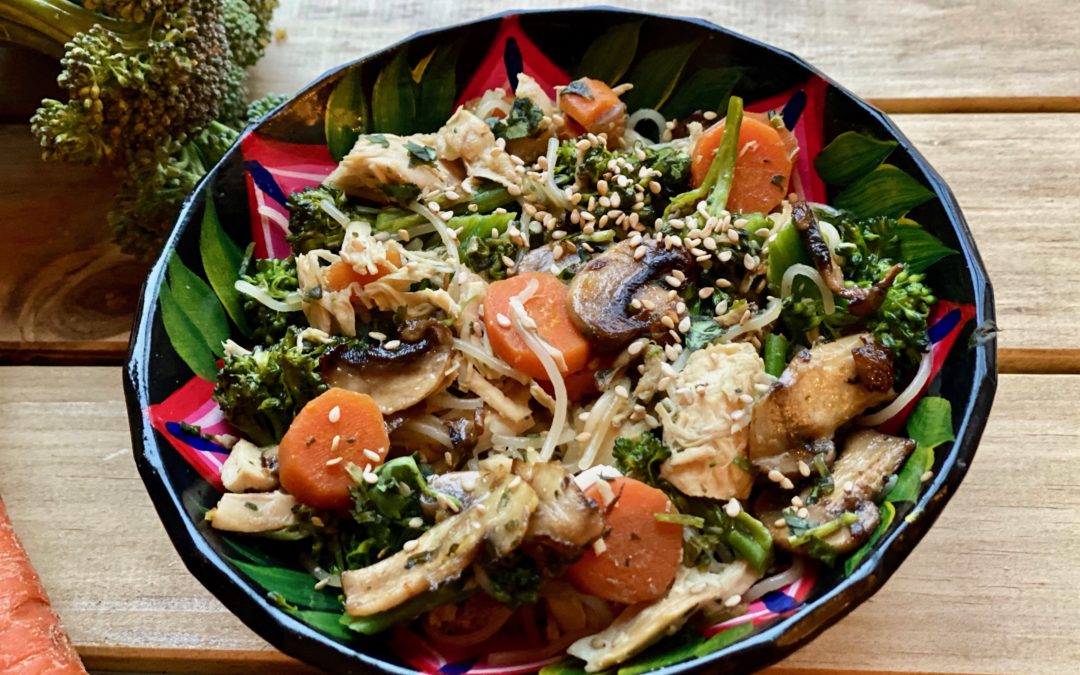 Vermicelles de riz aux carottes, brocolis et champignons